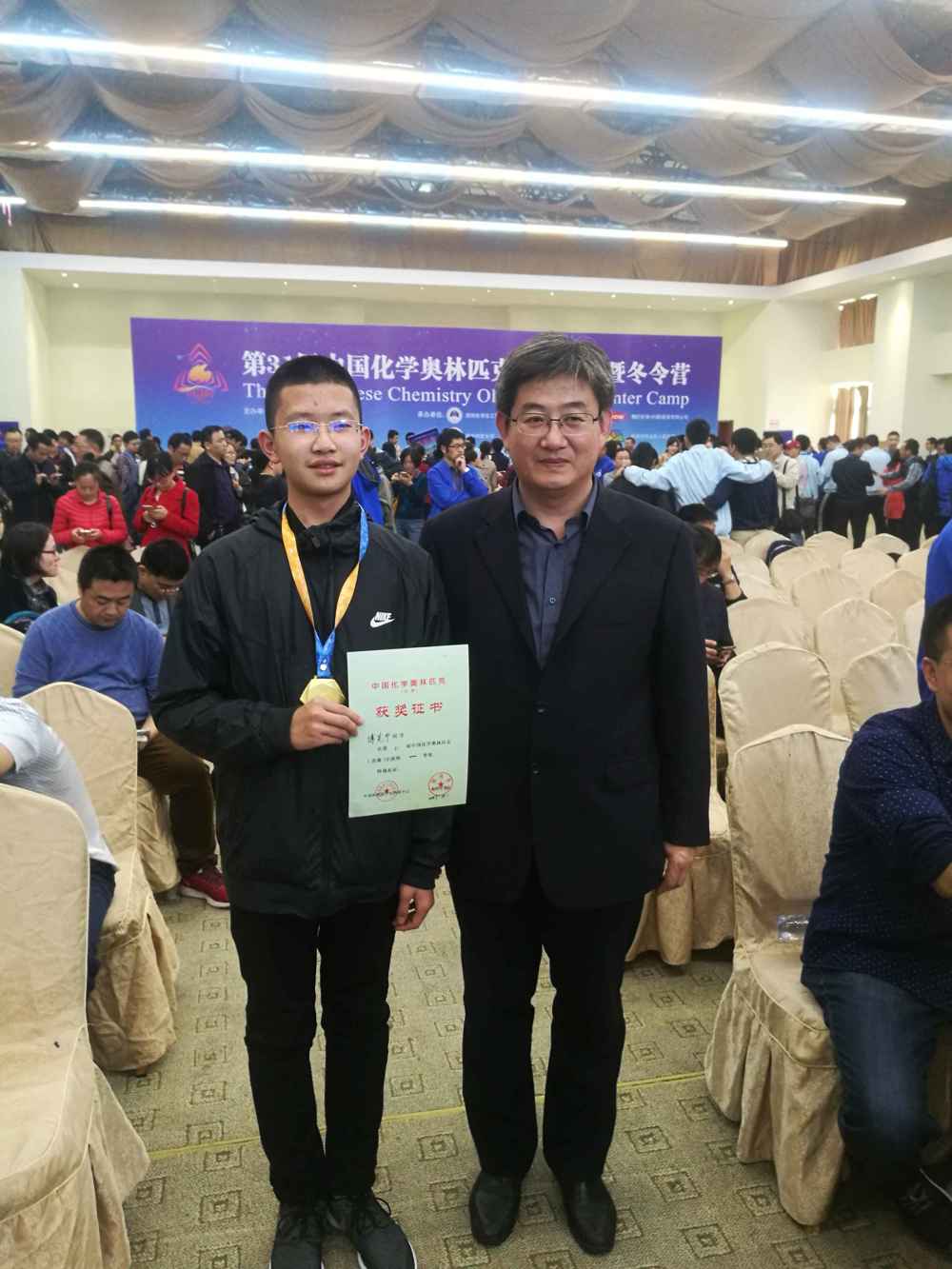 2017年第31届全国中学生化学奥林匹克竞赛决赛金牌傅芃予和教练韩晓东合影