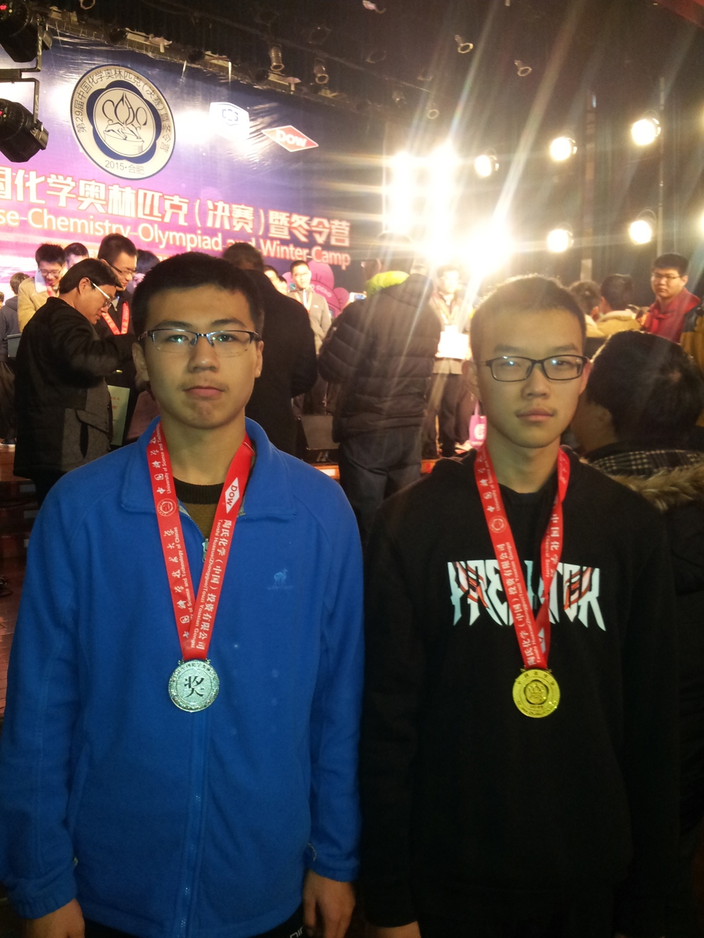2015年29届化学奥赛决赛金牌      谢知恒、银牌赵健韬第29届全国中学生化学奥林匹克竞赛决赛金牌